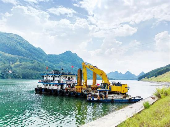 Komatsu's First PC950-11 M0 Marine Excavator River Work Style